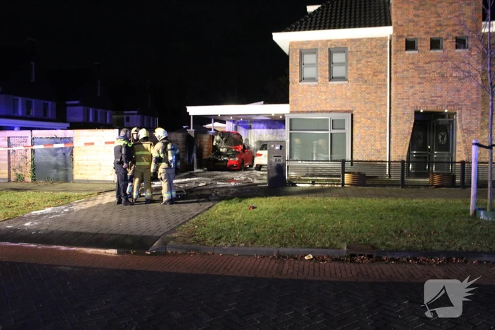 Auto in de brand onder carport