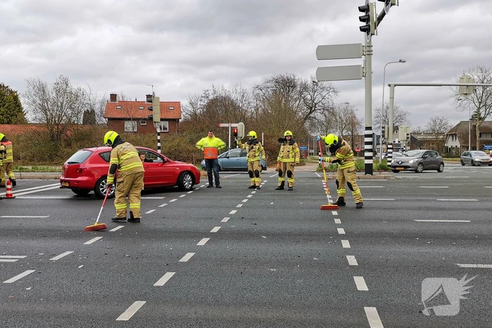 Twee personenauto's botsen op kruising
