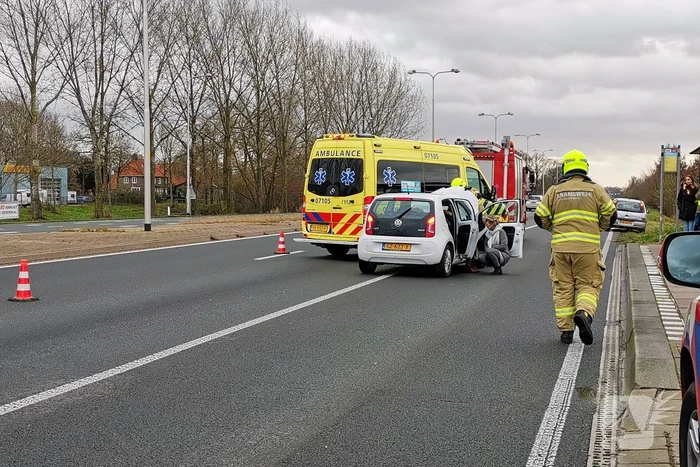 Twee personenauto's botsen op kruising