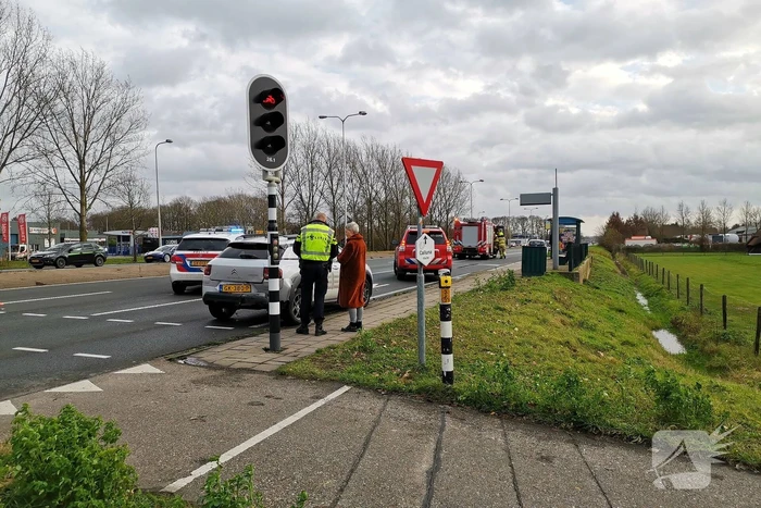 Twee personenauto's botsen op kruising