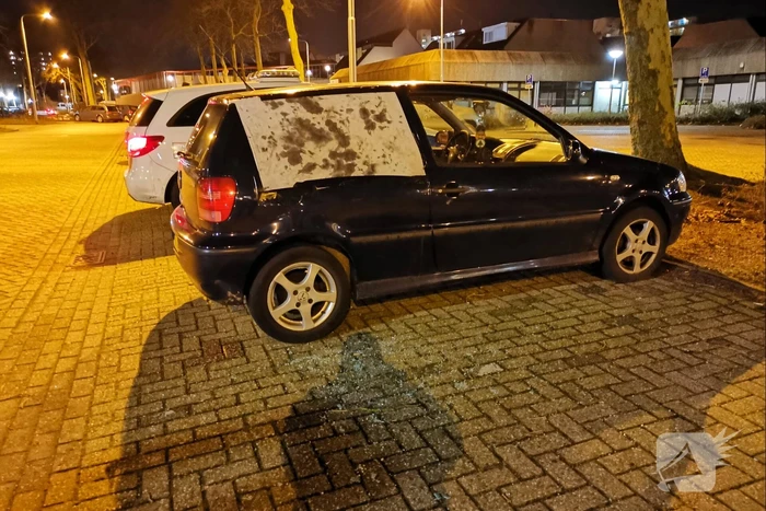 Auto vernield op pakeerplaats, politie zoekt verdachten
