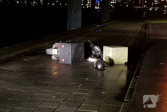 Maaltijdbezorger knalt tegen betonblok en raakt gewond