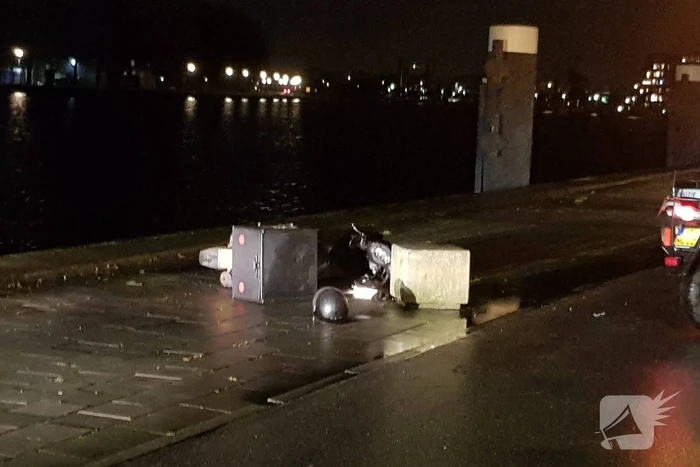 Maaltijdbezorger knalt tegen betonblok en raakt gewond