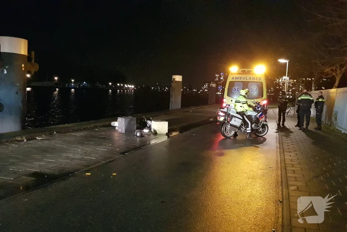Maaltijdbezorger knalt tegen betonblok en raakt gewond