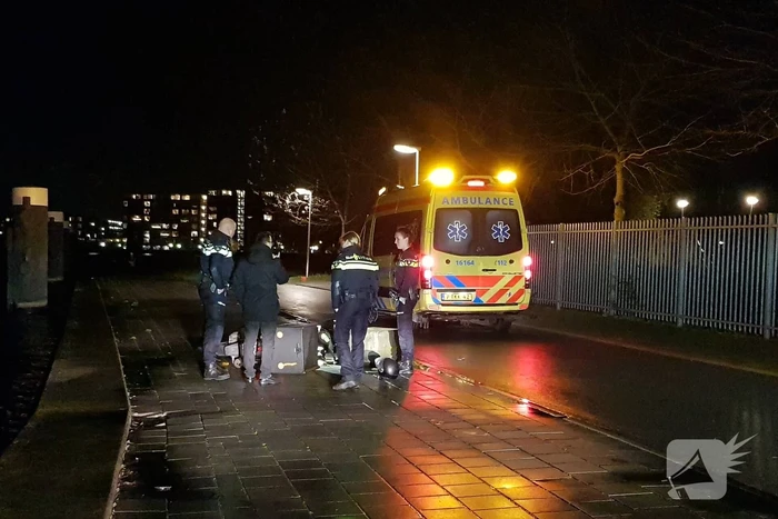 Maaltijdbezorger knalt tegen betonblok en raakt gewond