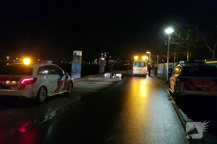 Maaltijdbezorger knalt tegen betonblok en raakt gewond