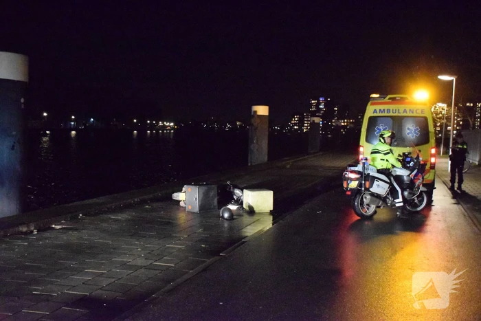 Maaltijdbezorger knalt tegen betonblok en raakt gewond