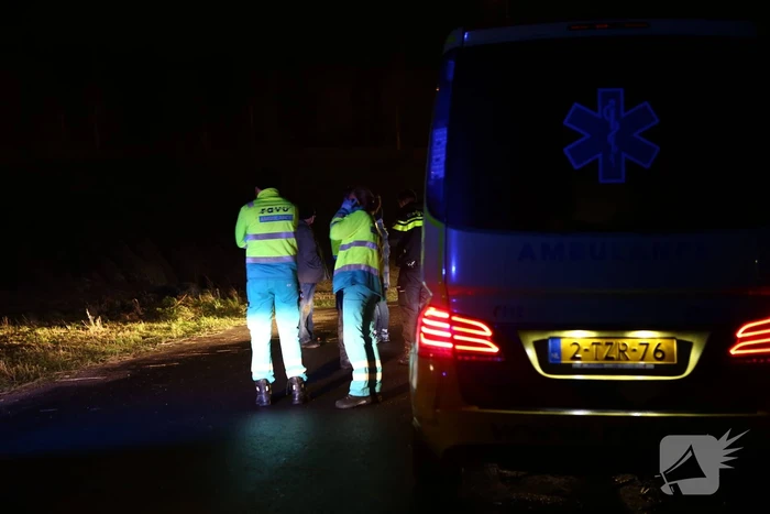 Auto belandt op zijn dak na ongeval, bestuurder gevlucht