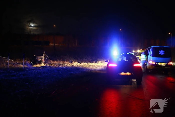 Auto belandt op zijn dak na ongeval, bestuurder gevlucht