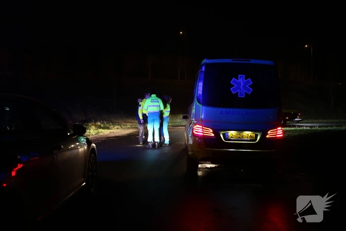 Auto belandt op zijn dak na ongeval, bestuurder gevlucht