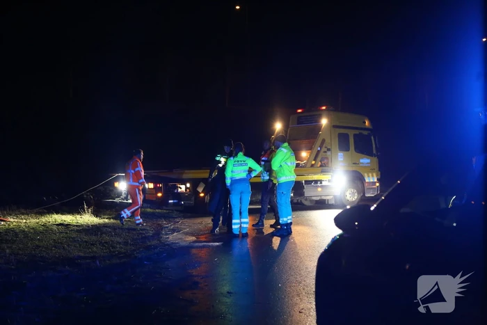 Auto belandt op zijn dak na ongeval, bestuurder gevlucht