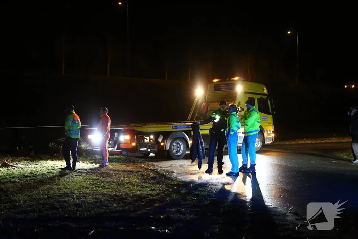 Auto belandt op zijn dak na ongeval, bestuurder gevlucht