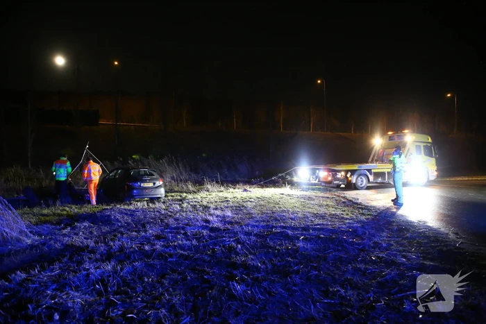 Auto belandt op zijn dak na ongeval, bestuurder gevlucht