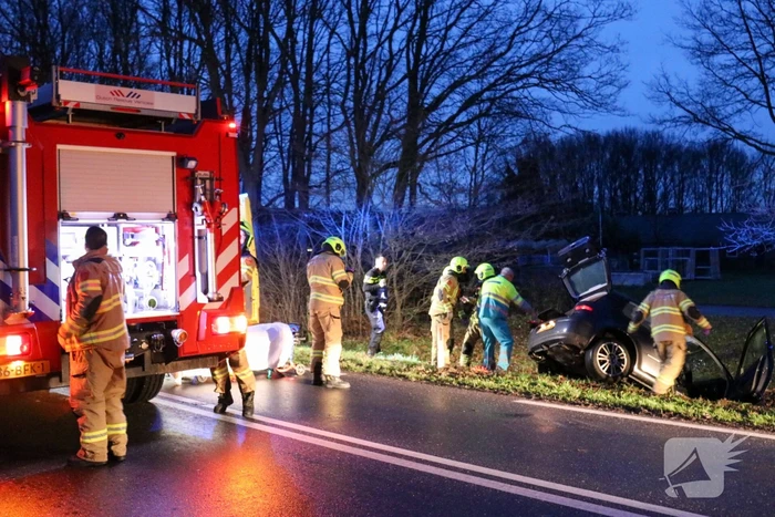 Personenauto belandt in sloot