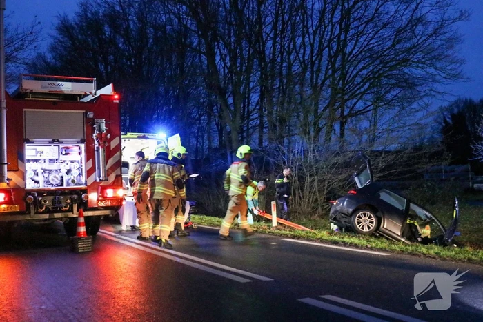 Personenauto belandt in sloot