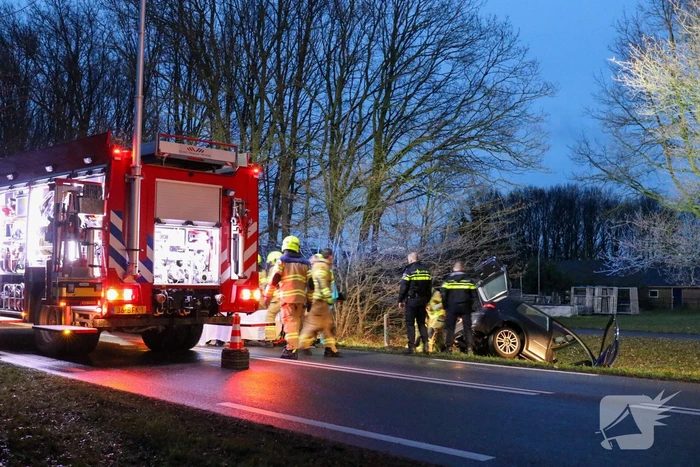 Personenauto belandt in sloot