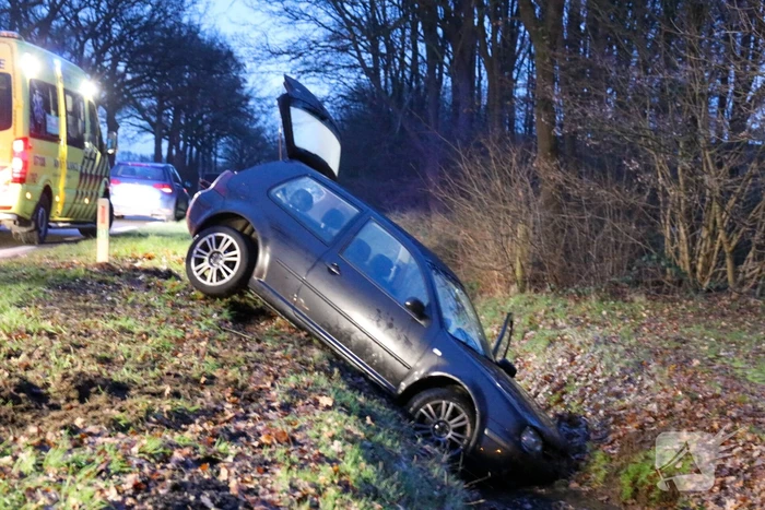 Personenauto belandt in sloot