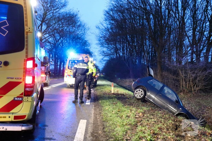 Personenauto belandt in sloot