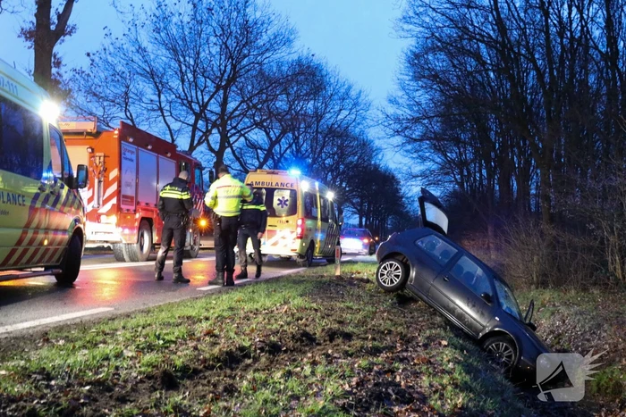 Personenauto belandt in sloot