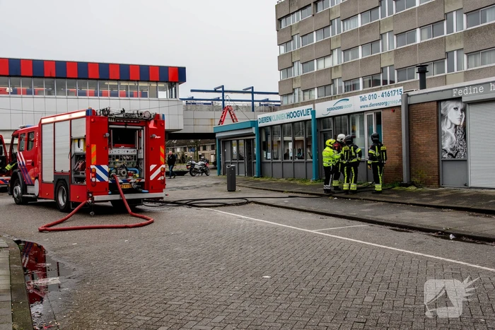 Pand Dierenkliniek Hoogvliet vol rook na brand