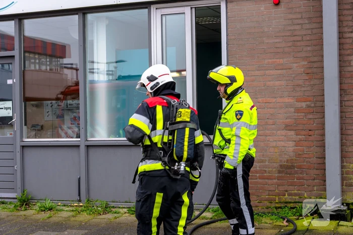 Pand Dierenkliniek Hoogvliet vol rook na brand