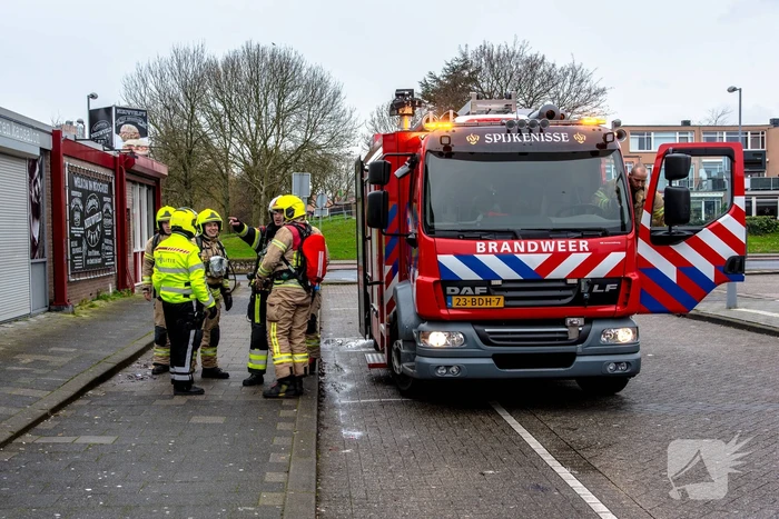 Pand Dierenkliniek Hoogvliet vol rook na brand