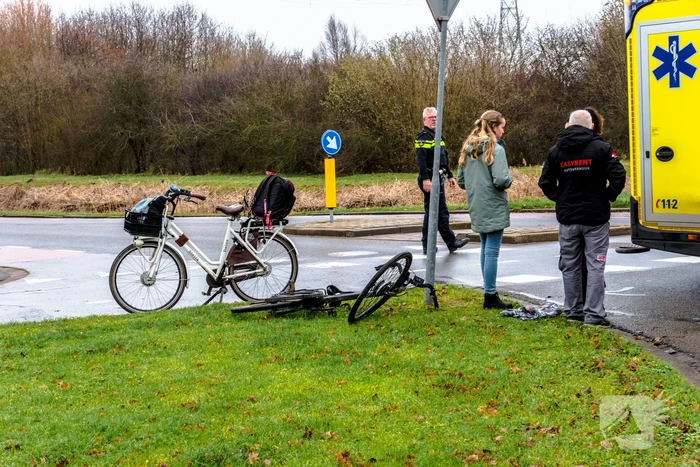 Auto botst op jonge fietser