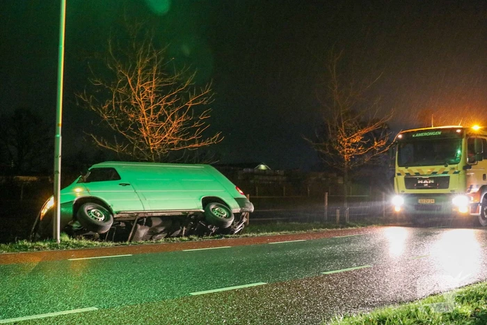 Bestelbus belandt in de sloot bij uitwijkmanouvre