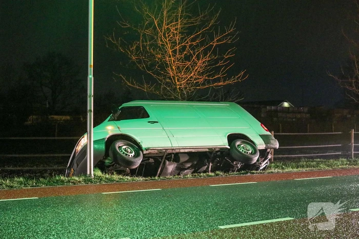Bestelbus belandt in de sloot bij uitwijkmanouvre