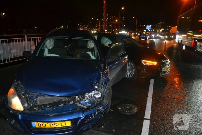 Twee gewonden bij frontale aanrijding op de N206
