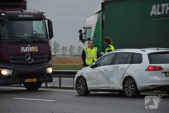 Vrachtwagen botst met personenwagen N31