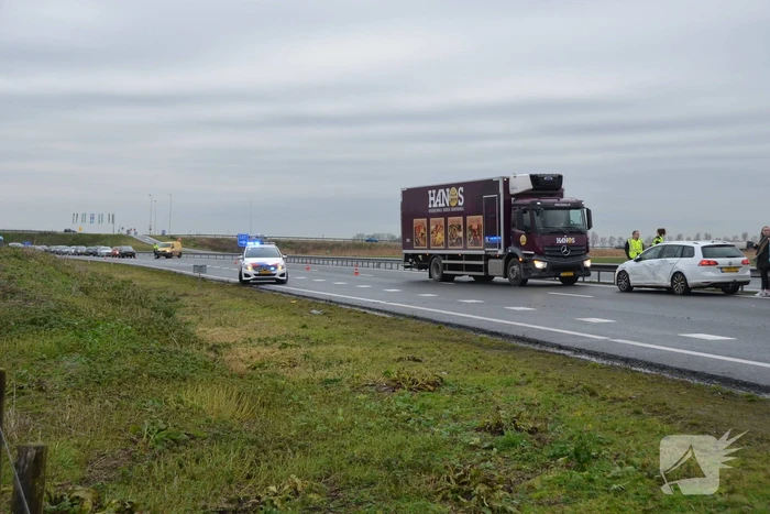 Vrachtwagen botst met personenwagen N31
