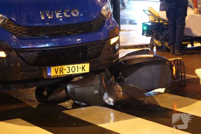 Scooterrijder gewond na aanrijding met bestelbus
