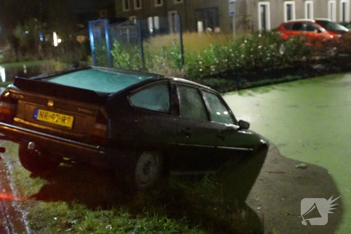 Personenauto belandt in sloot