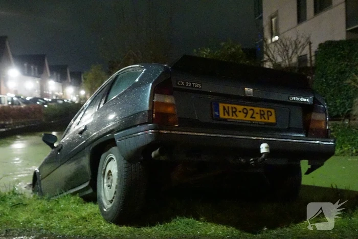 Personenauto belandt in sloot