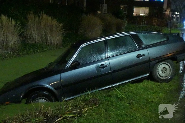 Personenauto belandt in sloot