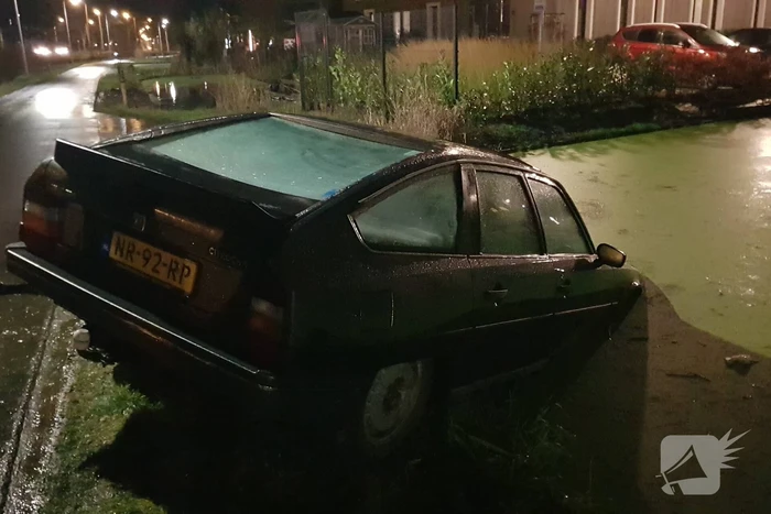 Personenauto belandt in sloot