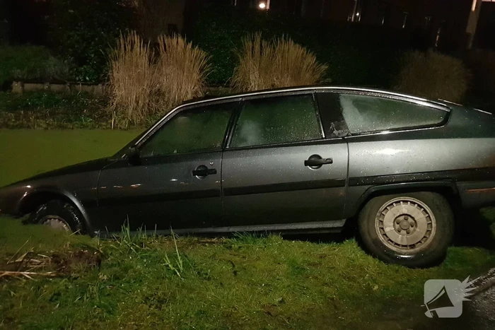 Personenauto belandt in sloot