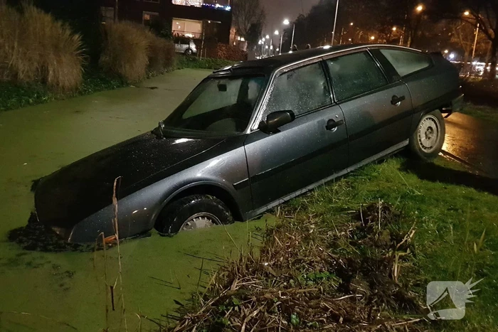 Personenauto belandt in sloot