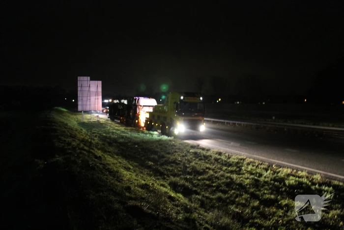 Vrachtwagen met pech blokkeert afrit