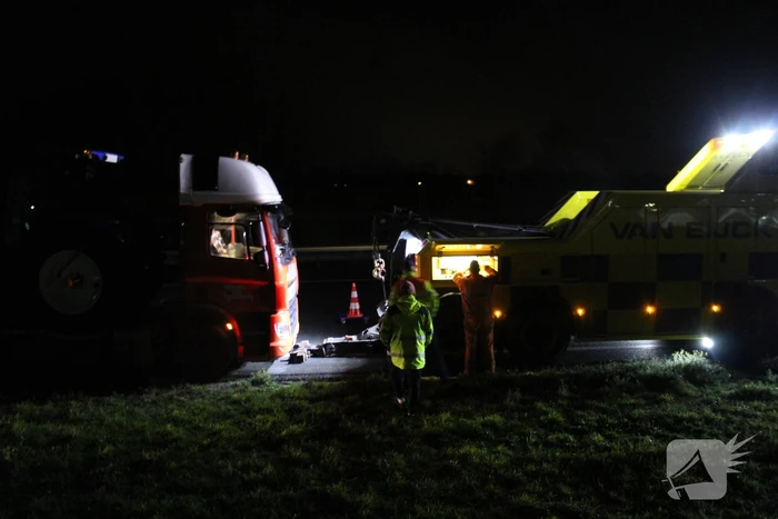 Vrachtwagen met pech blokkeert afrit