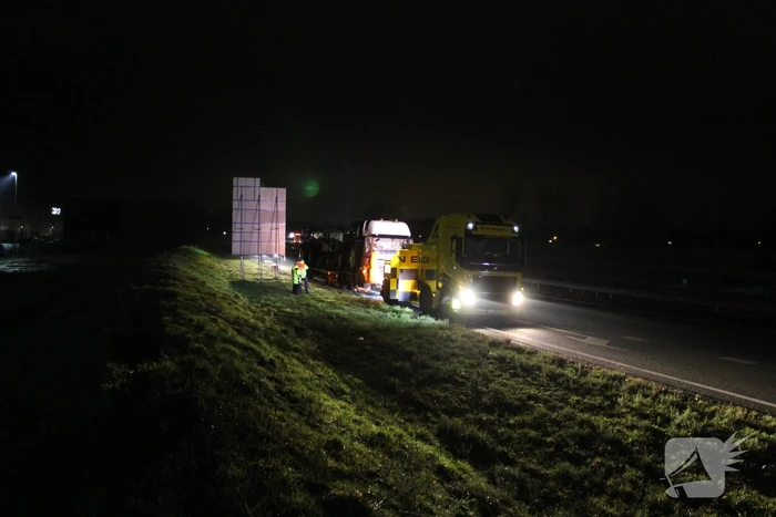 Vrachtwagen met pech blokkeert afrit