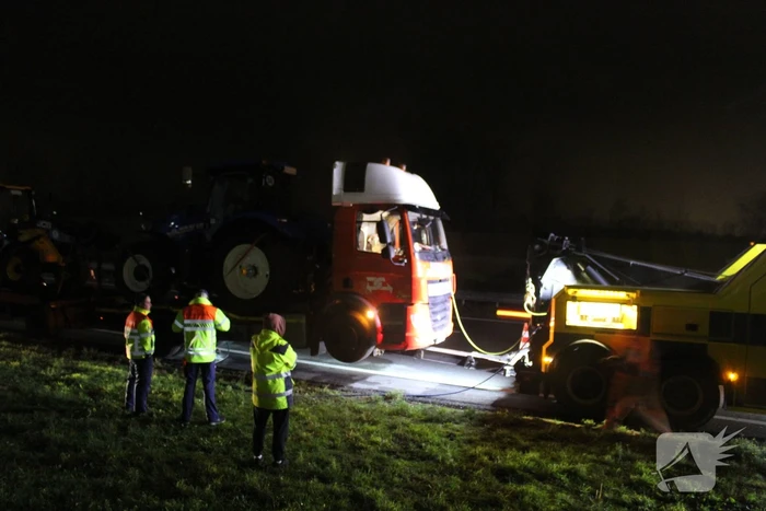Vrachtwagen met pech blokkeert afrit