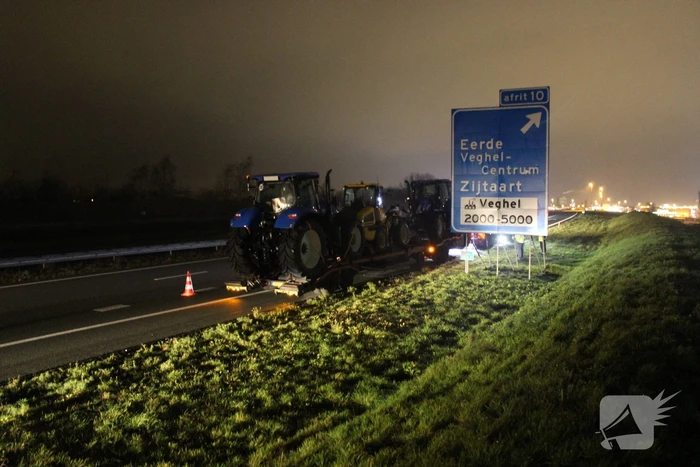 Vrachtwagen met pech blokkeert afrit