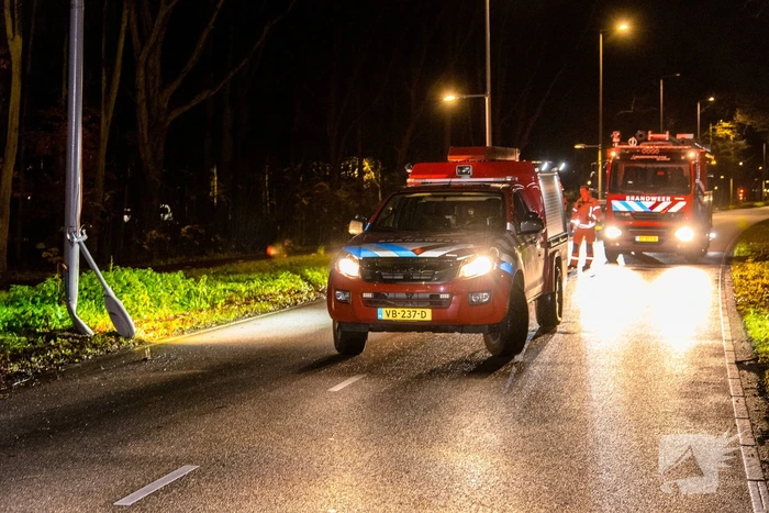 Flinke schade na botsing met lantarenpaal