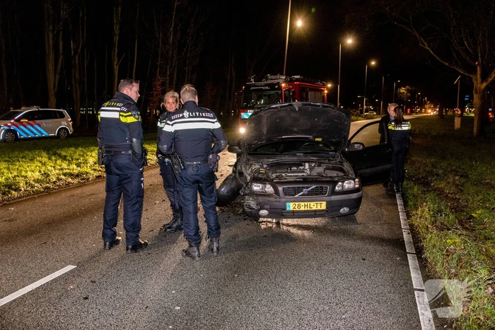 Flinke schade na botsing met lantarenpaal