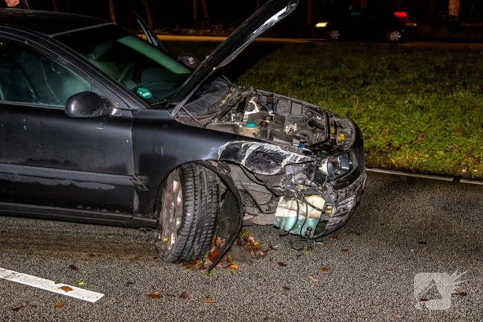 Flinke schade na botsing met lantarenpaal