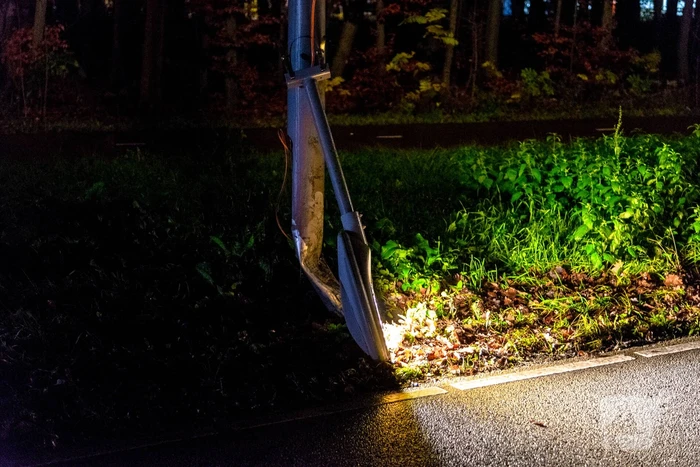 Flinke schade na botsing met lantarenpaal