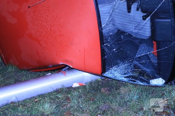 Auto op zijn kant, bestuurder gewond