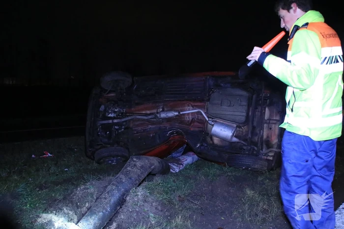 Auto op zijn kant, bestuurder gewond